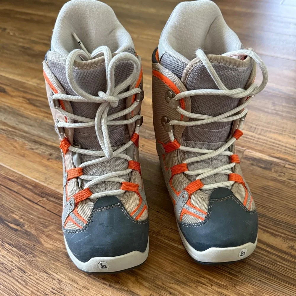 Burton Moto Kids Snowboard Boots Size 1 Tan Grey Orange Lace‎ Up Winter Sports